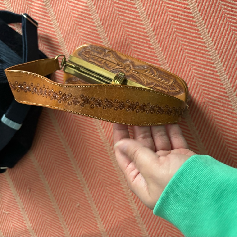 Leather like two-toned handbag - Picture 6 of 12